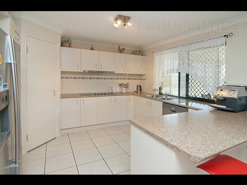 8 Birch Close, Heathwood QLD 4110