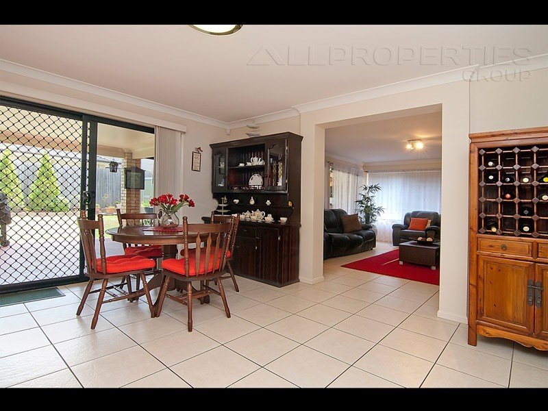 8 Birch Close, Heathwood QLD 4110