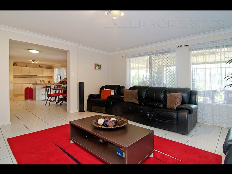 8 Birch Close, Heathwood QLD 4110