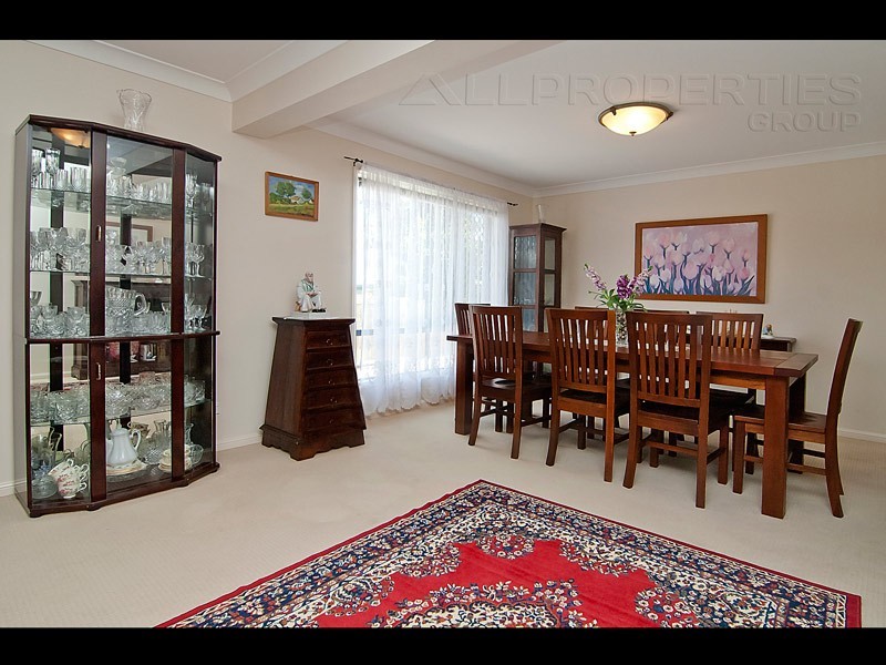 8 Birch Close, Heathwood QLD 4110