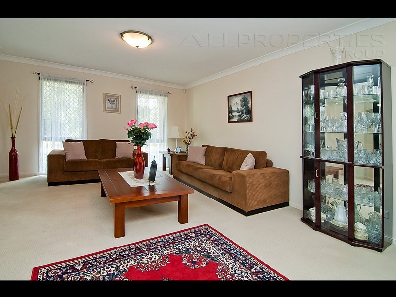 8 Birch Close, Heathwood QLD 4110