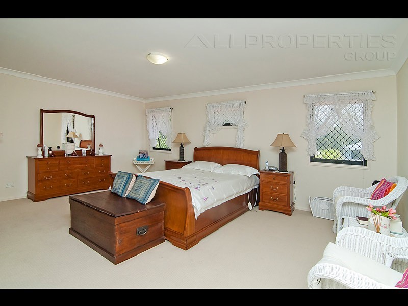 8 Birch Close, Heathwood QLD 4110