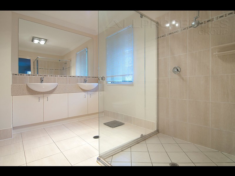 8 Birch Close, Heathwood QLD 4110