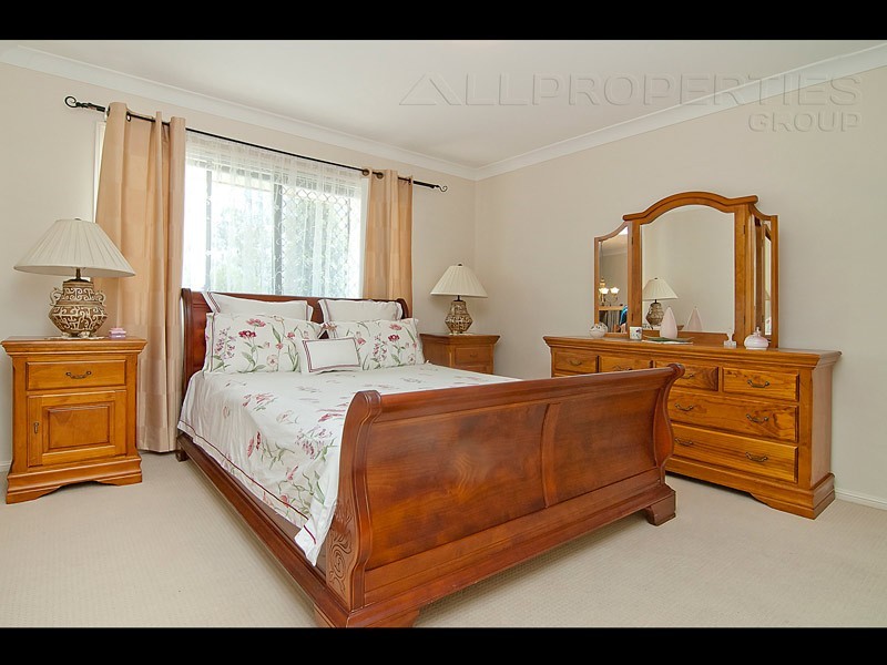 8 Birch Close, Heathwood QLD 4110