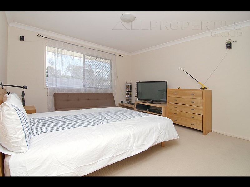 8 Birch Close, Heathwood QLD 4110