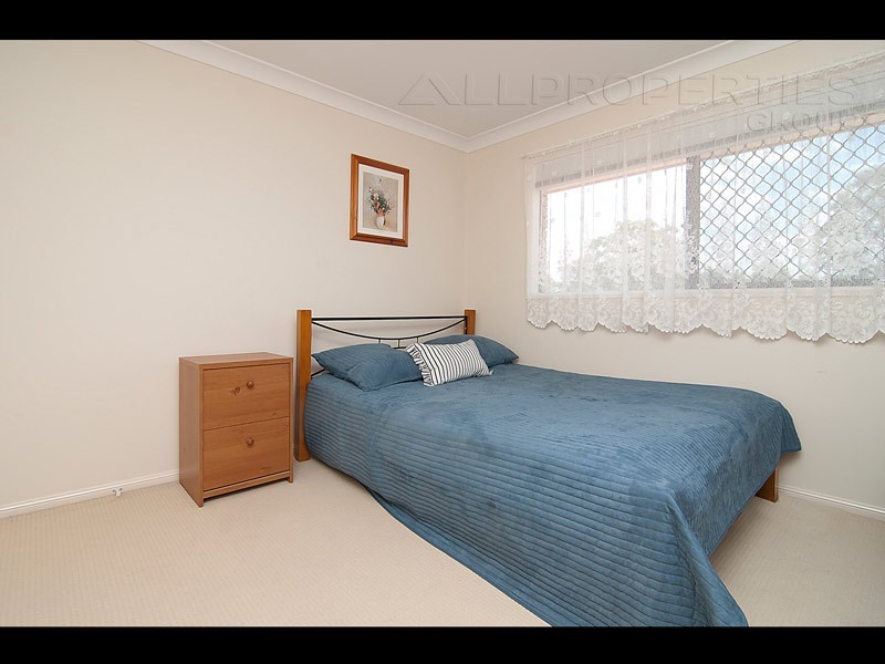 8 Birch Close, Heathwood QLD 4110