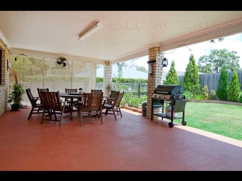 8 Birch Close, Heathwood QLD 4110