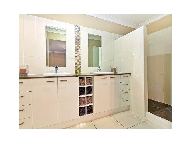 16 Sanctuary Parkway, Waterford QLD 4133