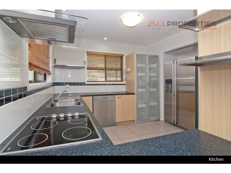 8 Sweetgum Street, Hillcrest QLD 4118