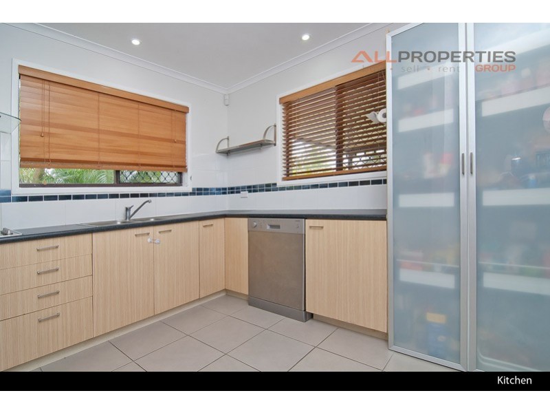 8 Sweetgum Street, Hillcrest QLD 4118