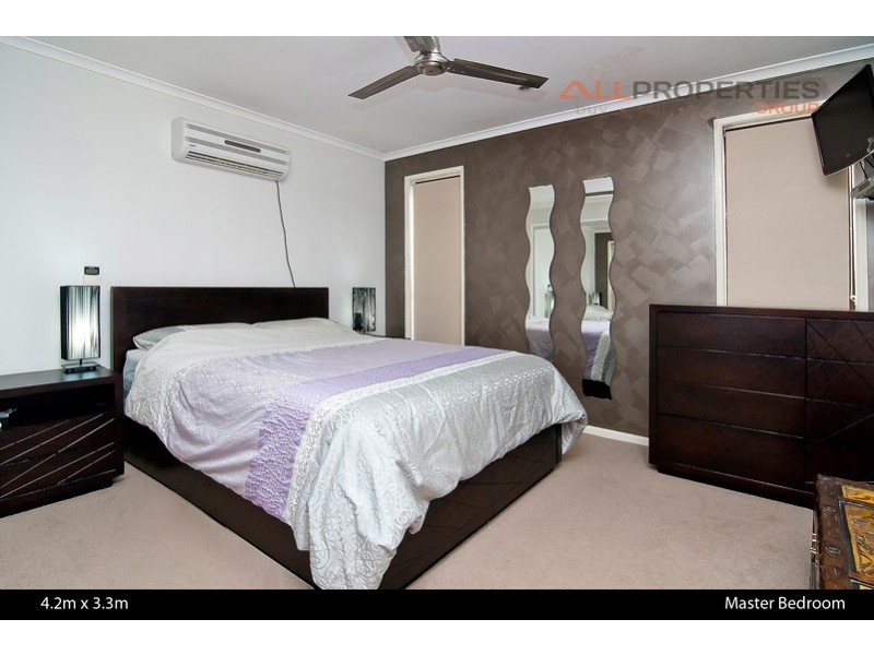 8 Sweetgum Street, Hillcrest QLD 4118