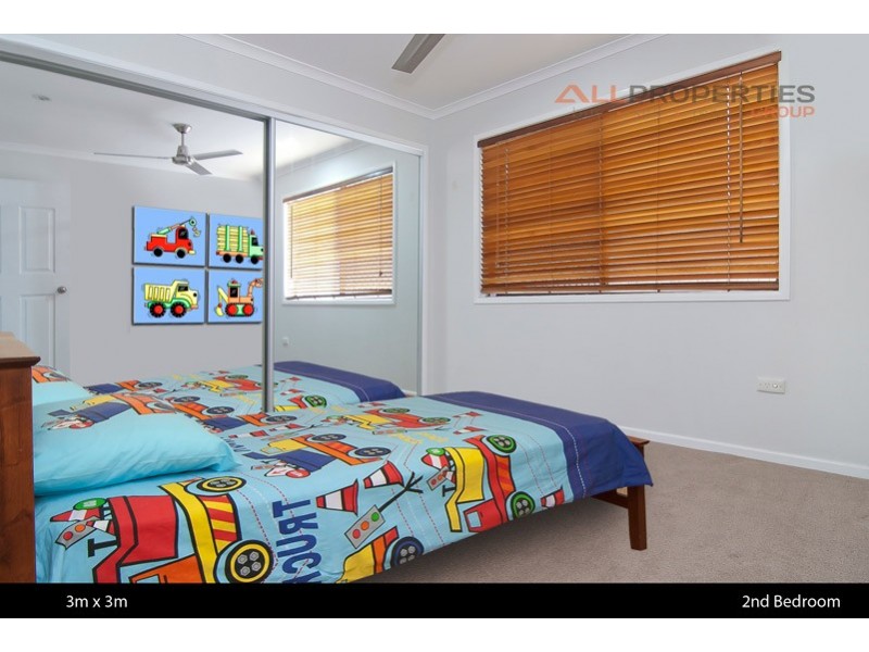 8 Sweetgum Street, Hillcrest QLD 4118