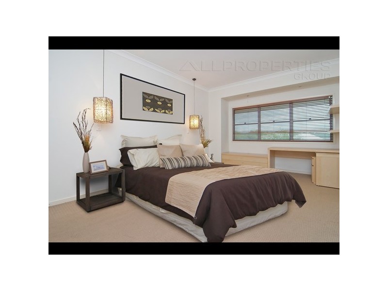 8 Riviera Way, Forest Lake QLD 4078