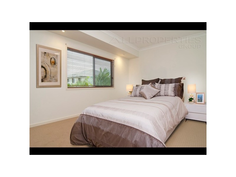 8 Riviera Way, Forest Lake QLD 4078