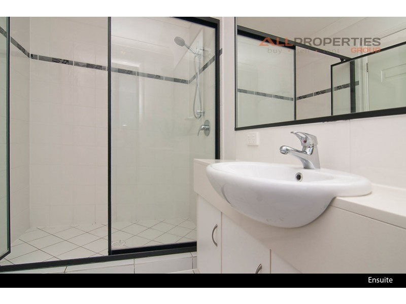 15 Charlton Place, Regents Park QLD 4118