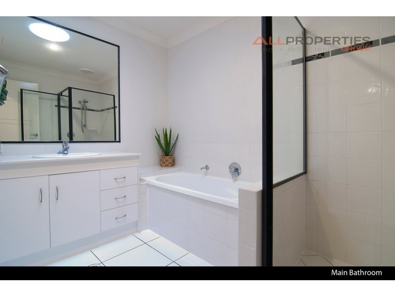 15 Charlton Place, Regents Park QLD 4118