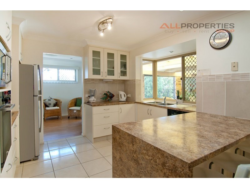 27 CRESTHILL AVENUE, Regents Park QLD 4118