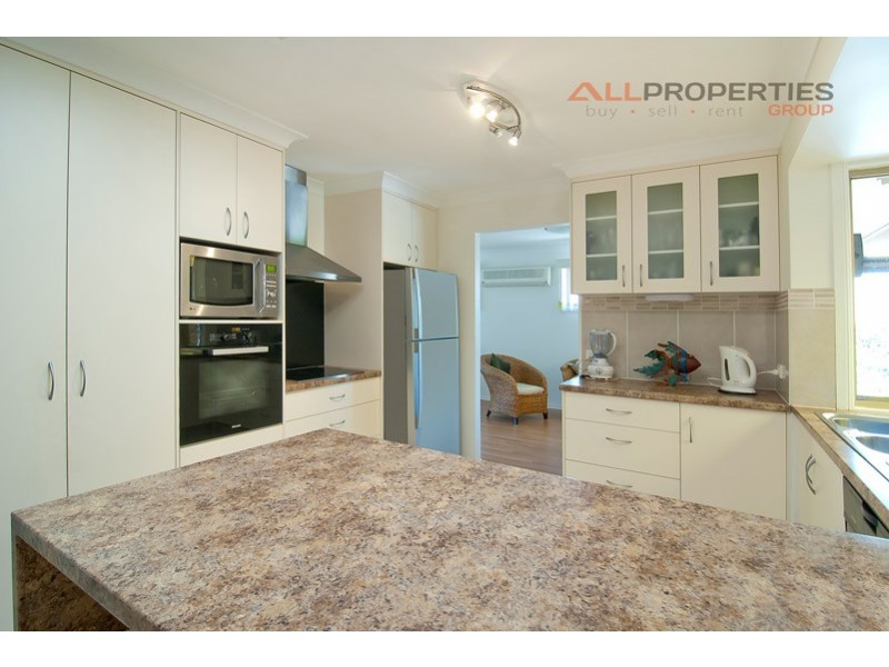 27 CRESTHILL AVENUE, Regents Park QLD 4118