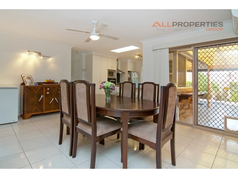 27 CRESTHILL AVENUE, Regents Park QLD 4118