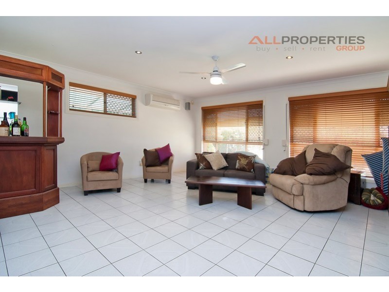 27 CRESTHILL AVENUE, Regents Park QLD 4118