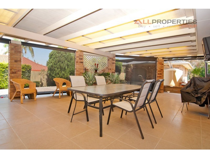 27 CRESTHILL AVENUE, Regents Park QLD 4118