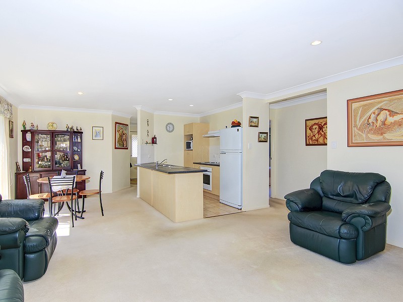 4 SAMIA COURT, Regents Park QLD 4118