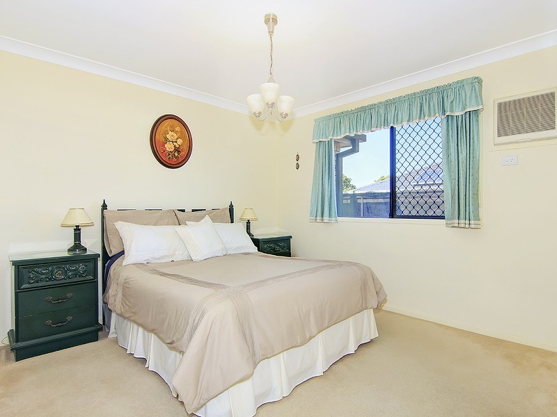 4 SAMIA COURT, Regents Park QLD 4118