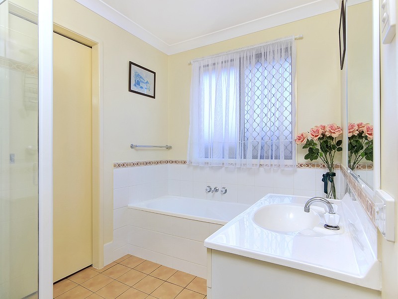 4 SAMIA COURT, Regents Park QLD 4118