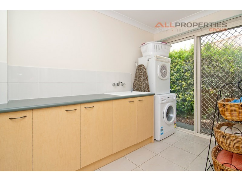 27 Karajini Cres, Parkinson QLD 4115