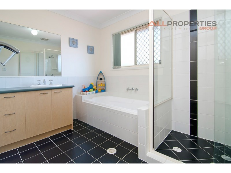 27 Karajini Cres, Parkinson QLD 4115