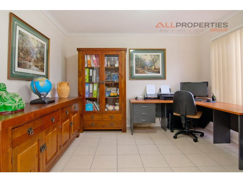 8 Strathaird Pl, Parkinson QLD 4115