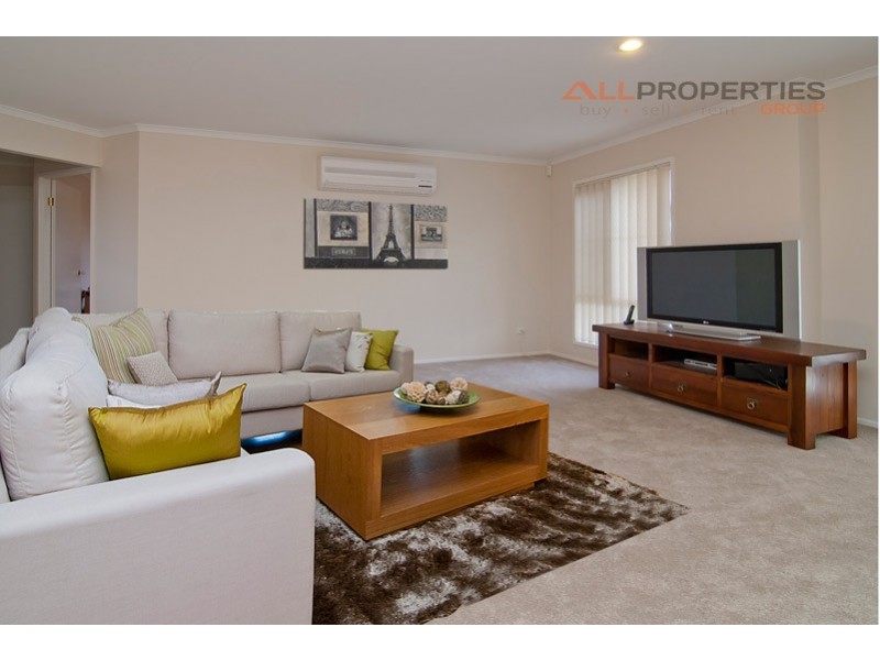 8 Strathaird Pl, Parkinson QLD 4115