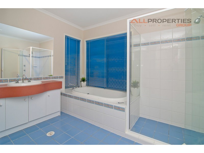 8 Strathaird Pl, Parkinson QLD 4115