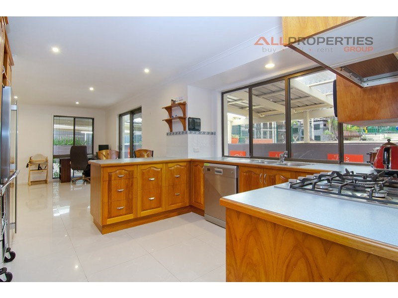 25 OWENS CRESCENT, Regents Park QLD 4118