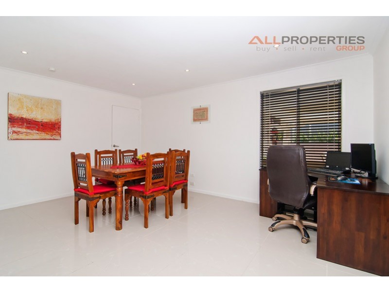 25 OWENS CRESCENT, Regents Park QLD 4118