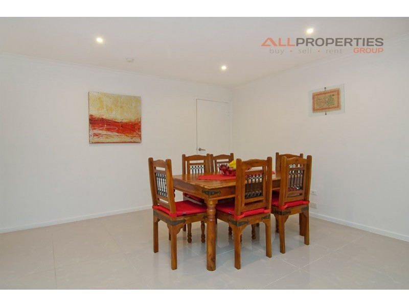 25 OWENS CRESCENT, Regents Park QLD 4118