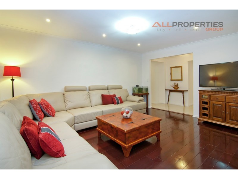 25 OWENS CRESCENT, Regents Park QLD 4118