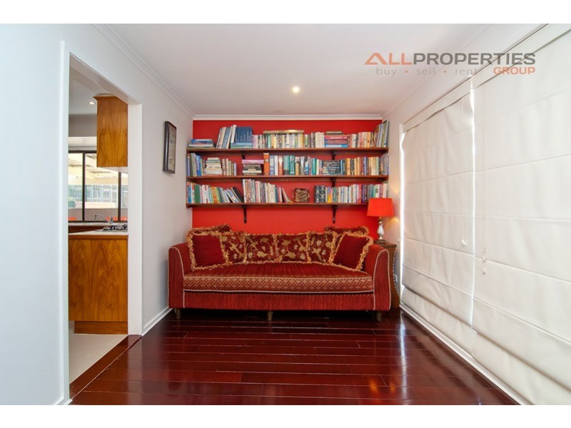 25 OWENS CRESCENT, Regents Park QLD 4118