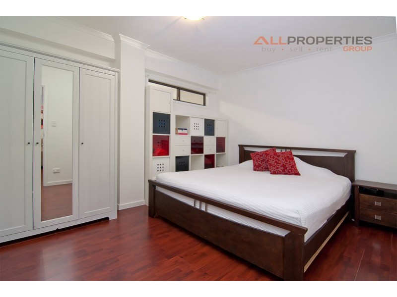 25 OWENS CRESCENT, Regents Park QLD 4118