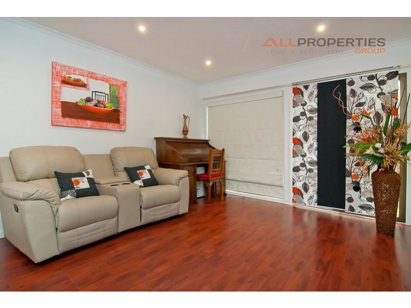 25 OWENS CRESCENT, Regents Park QLD 4118