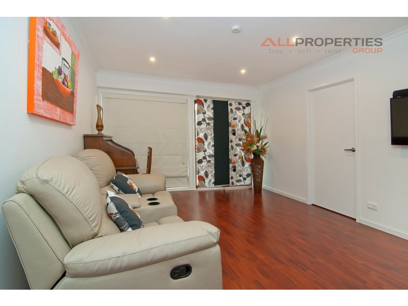 25 OWENS CRESCENT, Regents Park QLD 4118