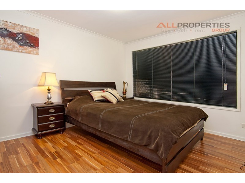 25 OWENS CRESCENT, Regents Park QLD 4118