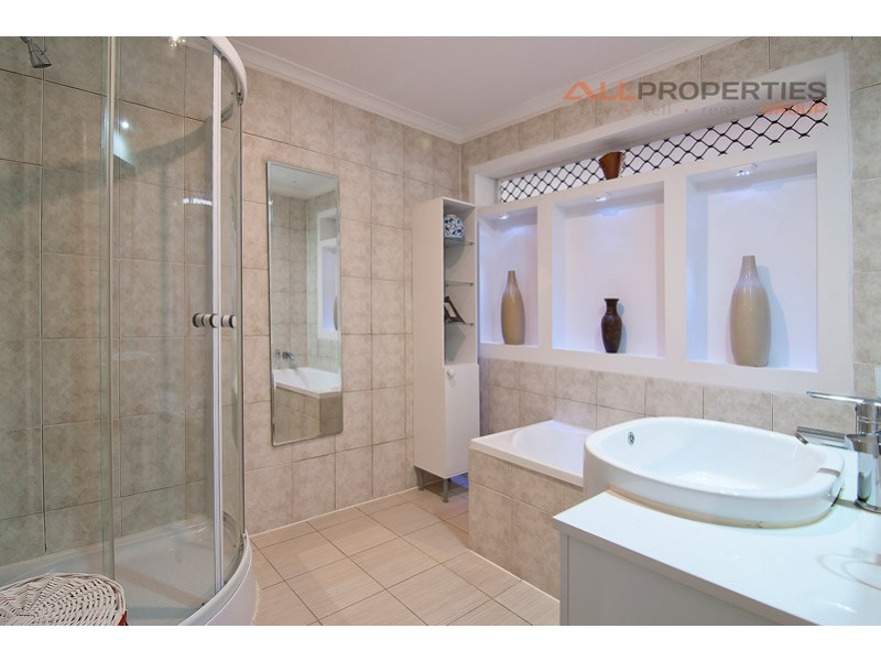 25 OWENS CRESCENT, Regents Park QLD 4118