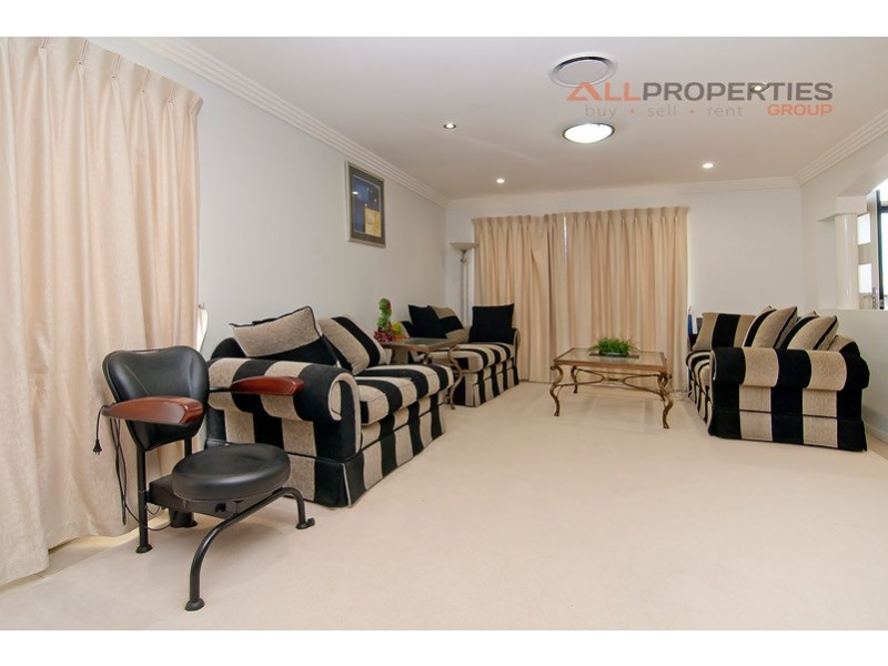 33 Parkwood Dr, Heathwood QLD 4110