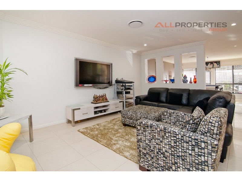 33 Parkwood Dr, Heathwood QLD 4110