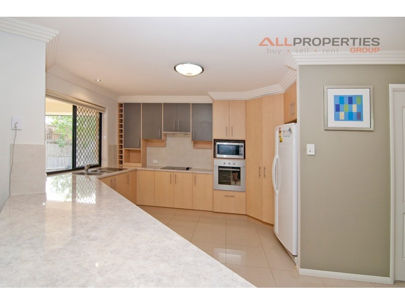 33 Parkwood Dr, Heathwood QLD 4110