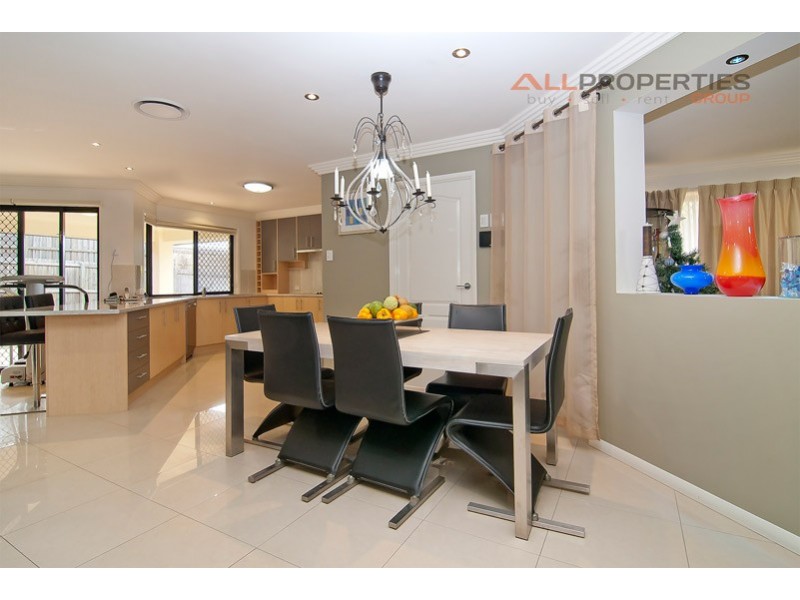 33 Parkwood Dr, Heathwood QLD 4110