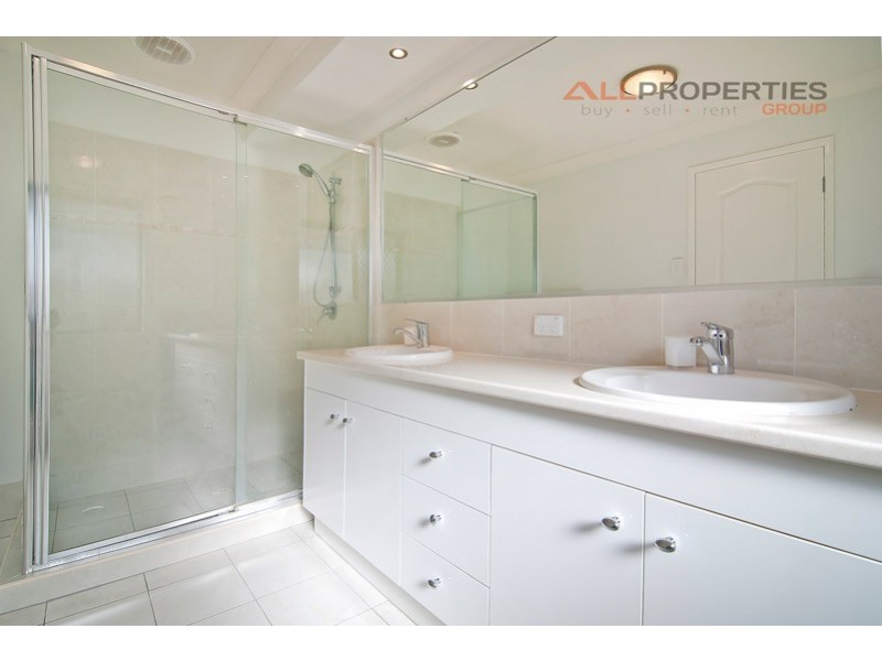 33 Parkwood Dr, Heathwood QLD 4110