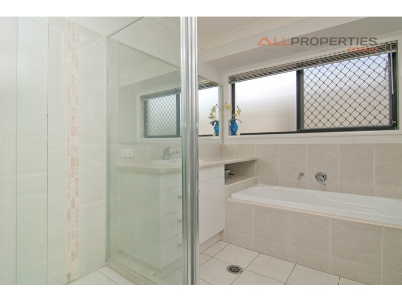 33 Parkwood Dr, Heathwood QLD 4110