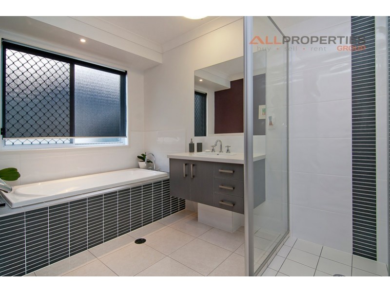 1 Rowan Street, Heathwood QLD 4110